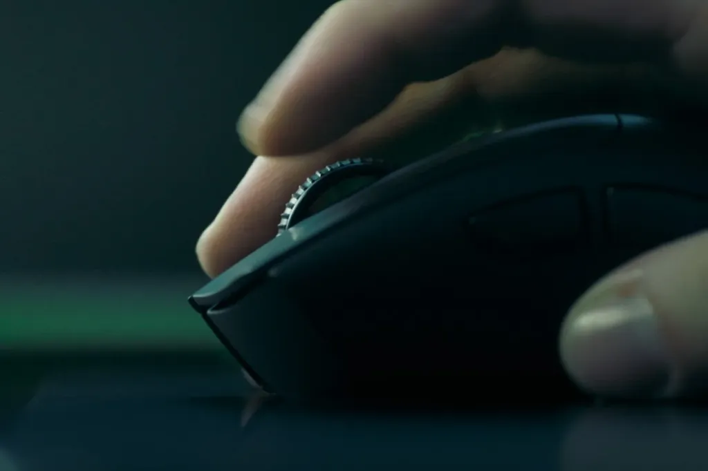 https___medias-p1.phoenix.razer.com_sys-master-phoenix-images-container_hc1_h89_9926512902174_250710-deathadder-v4-pro-black-1500x1000-3.webp