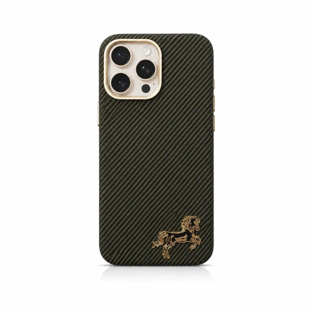 Sibling Carbon Fiber Style Cover Collection with Horse Emblem For iPhone 16 Pro Max - درع موبايل بمظهر ألياف الكربون مع شعار الحصان الذهبي للايفون 16 برو ماكس (Brown)