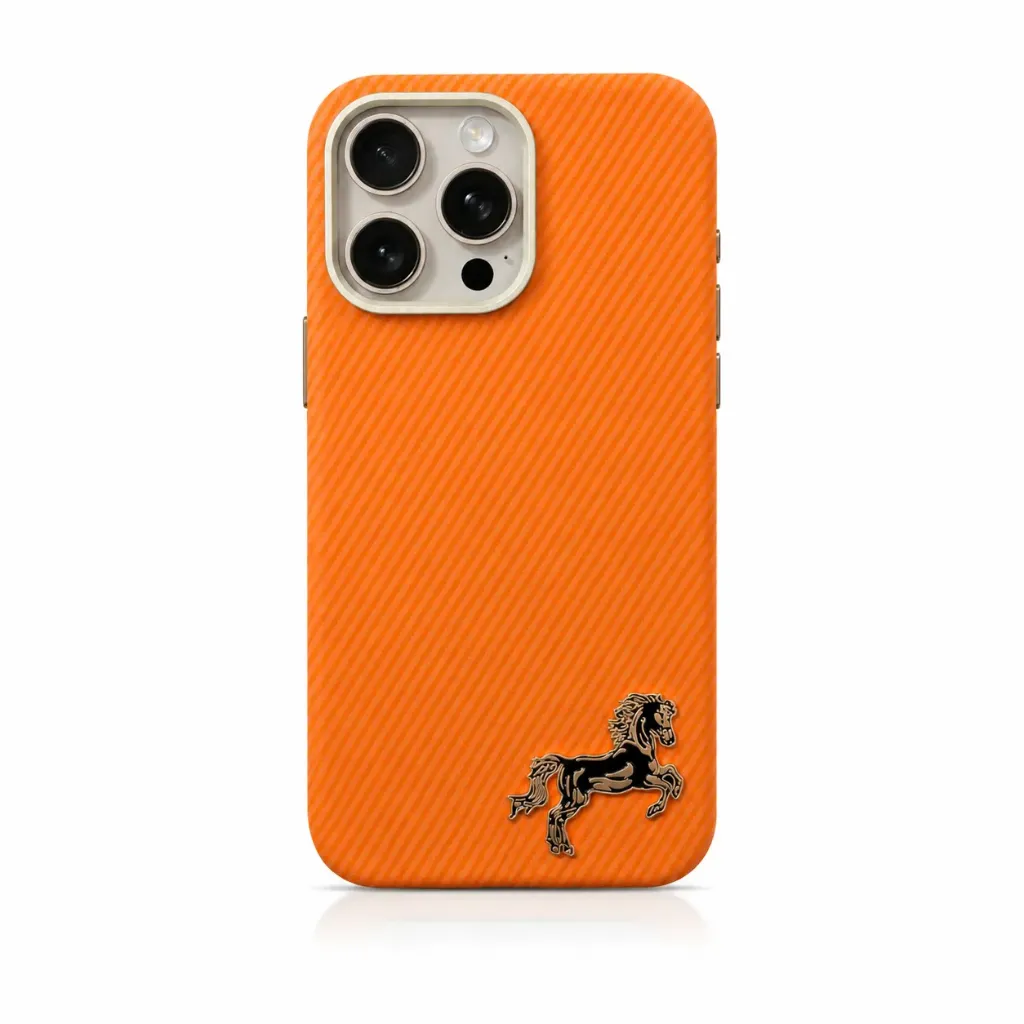 Sibling Carbon Fiber Style Cover Collection with Horse Emblem For iPhone 16 Pro Max - درع موبايل بمظهر ألياف الكربون مع شعار الحصان الذهبي للايفون 16 برو ماكس